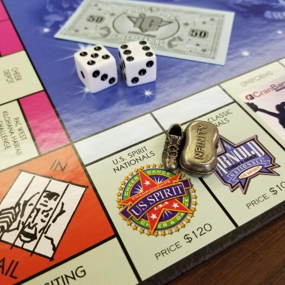 MONOPOLY Cheerleading Edition - Picture 3 of 5